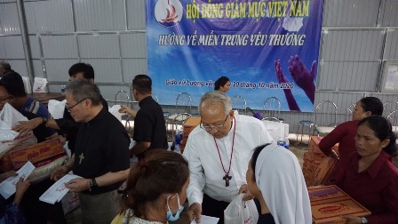 Đại diện Hội đồng Giám mục Việt Nam thăm vùng lũ lụt