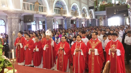 Đức cha Phêrô Nguyễn Văn Viên cử hành Thánh lễ ban Bí tích Thêm Sức cho 105 em tại giáo xứ Dư Ba