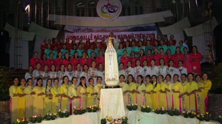Hội hoa Mân Côi giáo xứ Yên Tập dâng hoa kính Đức Mẹ