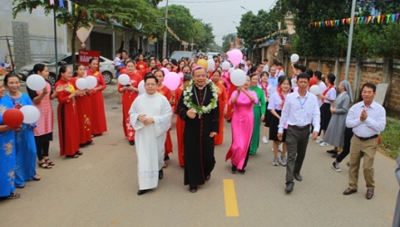 Đức cha Phêrô Nguyễn Văn Viên dâng Thánh lễ ban Bí tích Thêm Sức và làm phép ngôi nhà thờ giáo xứ Phú Cát