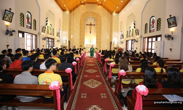 Cha chủ tế Đaminh Hoàng Thế Bằng chia sẽ với các bạn tân sinh viên trong thánh lễ.