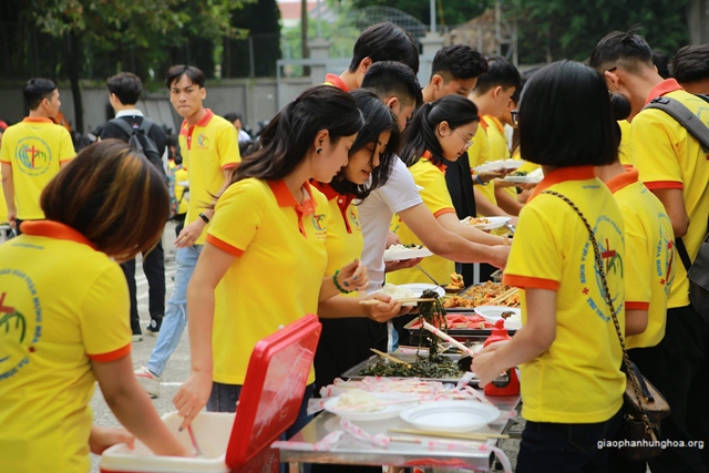 Giờ cơm trưa đến mọi người cùng nhau lấy cơm và ngồi từng nhóm với nhau trò chuyện chia sẻ.