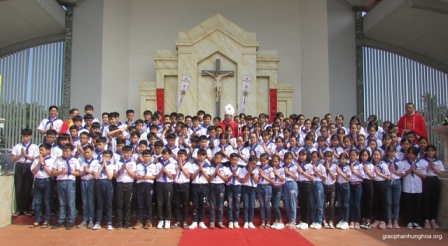 Đức cha Phêrô Nguyễn Văn Viên ban Bí tích Thêm Sức cho 126 em tại giáo xứ Nỗ Lực