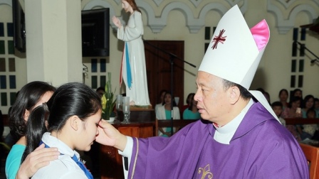 Đức cha Phêrô Nguyễn Văn Viên ban Bí tích Thêm Sức tại giáo xứ Bách Lộc