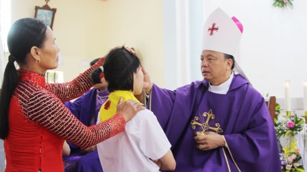 Đức cha Phêrô Nguyễn Văn Viên ban Bí tích Thêm Sức tại giáo xứ Vĩnh Thọ