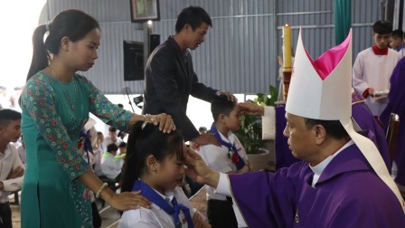 Đức cha Phêrô Nguyễn Văn Viên ban Bí tích Thêm Sức tại giáo xứ Hạ Hiệp