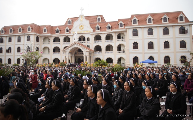 Cộng đoàn tham dự Thánh lễ khai mạc Năm Thánh kỷ niệm 125 năm thành lập giáo phận