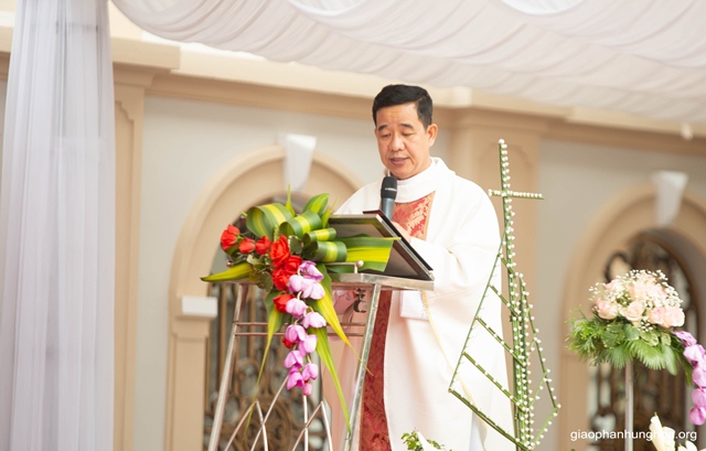Cha Tổng đại diện Đaminh Hoàng Minh Tiến bày tỏ lòng tri ân quý Đức cha và cộng đoàn