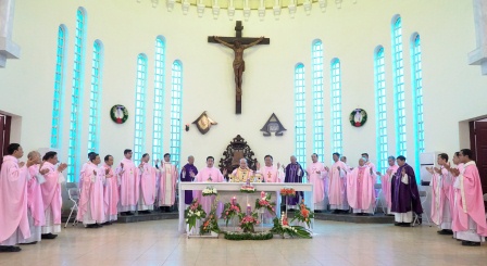 Nghi thức mở cửa Năm Thánh kỷ niệm 125 năm thành lập giáo phận tại nhà thờ Chính tòa Sơn Lộc