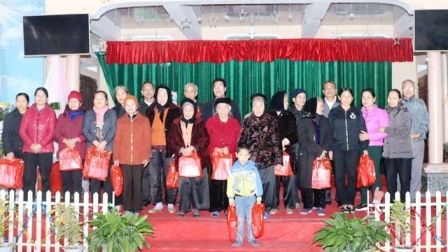 Giáo xứ Trại Sơn tặng quà Giáng Sinh cho những người có hoàn cảnh khó khăn