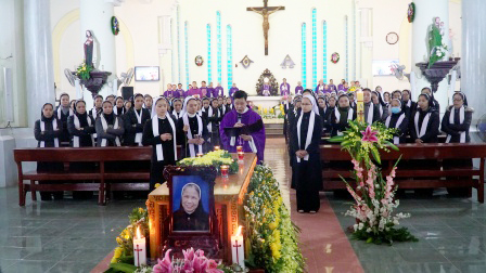 Hội Dòng Mến Thánh Giá Hưng Hóa: Nghi thức và Thánh lễ An táng nữ tu Maria Nguyễn Thị Dung