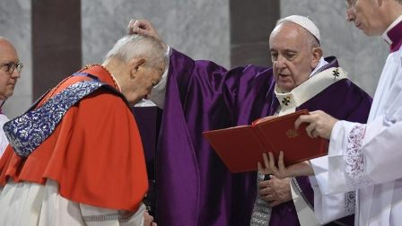 ĐTC xức tro cho một Hồng y vào thứ Tư Lễ Tro 2020 (Vatican Media)