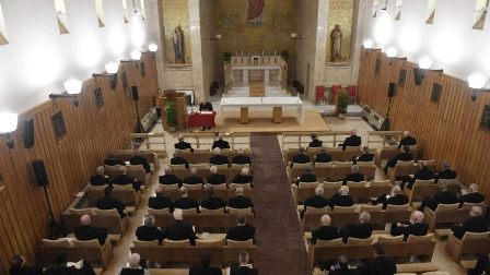 Một buổi tĩnh tâm của giáo triều Roma tại nhà tĩnh tâm ở Ariccia (Vatican Media)