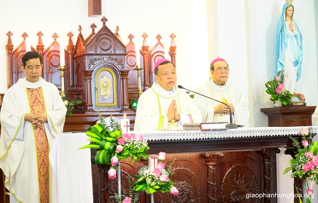 Đức cha Phê rô ngỏ lời trước Thánh lễ