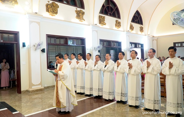Cha Tổng đại diện Đaminh Hoàng Minh Tiến đã chứng nhận 11 tiến chức được xét là xứng đáng để lãnh nhận chức Phó tế. 