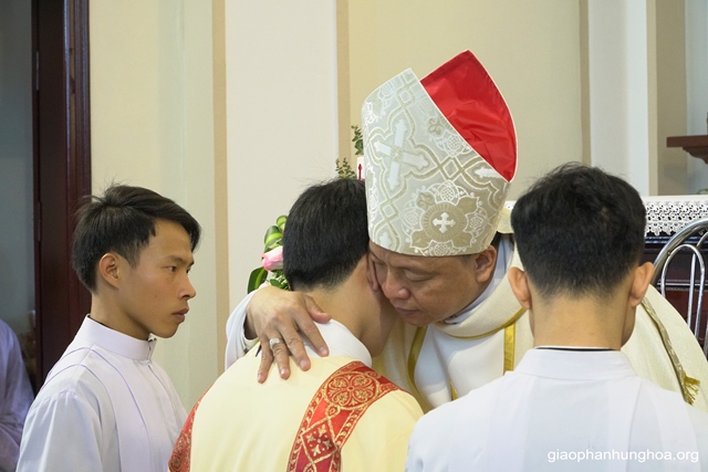 Đức Giám mục trao hôn bình an cho các tân chức