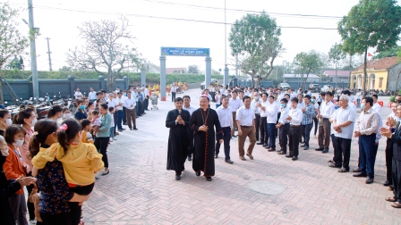 Đức cha Phêrô Nguyễn Văn Viên ban Bí tích Thêm Sức tại giáo xứ Bãi Dòng