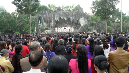 Hội Legio Mariae và giáo xứ Phú Cát hành hương Năm Thánh Giáo phận tại nhà thờ Chính Tòa Sơn Lộc