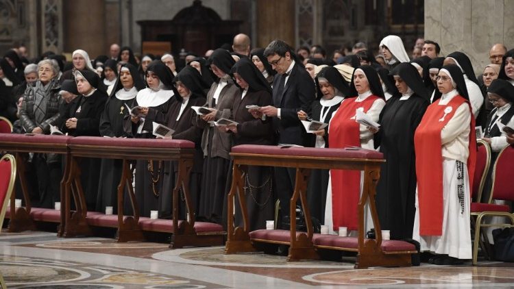Các tu sĩ tham dự Thánh lễ Ngày Đời sống thánh hiên (Vatican Media)