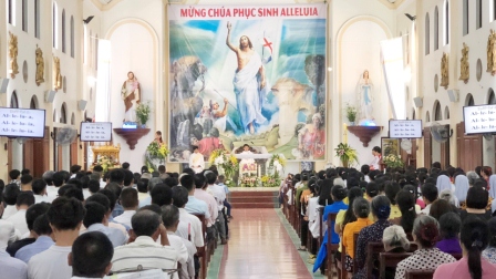 Đêm canh thức Vượt Qua và Thánh lễ vọng Phục Sinh tại giáo xứ Phú Hữu