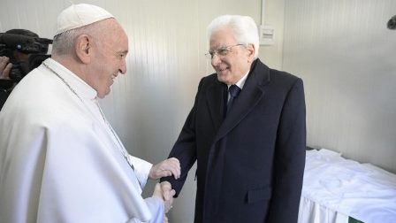 ĐTC gặp Tổng thống Sergio Mattarella tại Bari vào tháng 2/2020 (Vatican Media)