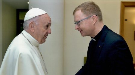 Cha Hans Zollner, SJ trong một lần gặp Đức Thánh Cha Phanxicô, ảnh: vaticannews.va/fr 
