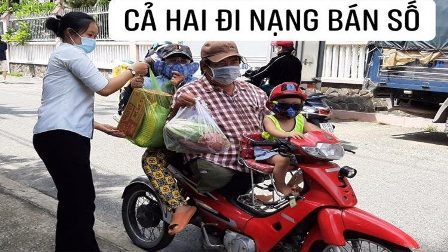 Các sơ tặng rau quả cho những người bán vé số trong những ngày cách ly 