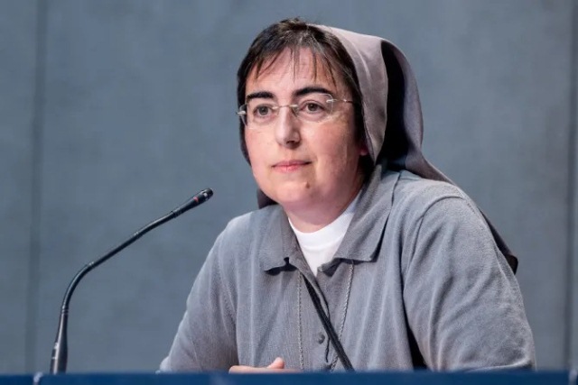 Sơ Alessandra Smerilli phát biểu trong cuộc họp báo tại Vatican vào ngày 7 tháng 7 năm 2020 (ảnh: Daniel Ibáñez / CNA / EWTN)