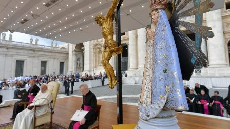 Một bản sao của tượng Đức Mẹ ở Luján, Argentina (Vatican Media)