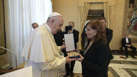 ĐTC trao huân chương cho nhà báo Valentina Alazraki (Vatican Media)