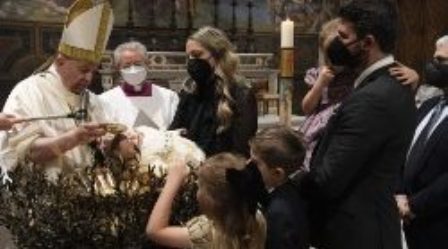 ĐTC dâng Thánh Lễ tại Nhà nguyện Sistine và rửa tội cho 16 em bé