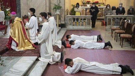 Đức cha Tổng trưởng Bộ Giáo sĩ truyền chức linh mục và phó tế cho 3 tu sĩ người Việt tại Roma