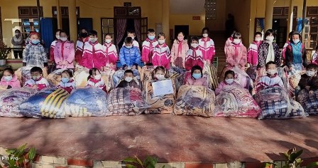 Giáo xứ Thành phố Sơn La thực hiện chương trình chăn ấm Mùa Đông
