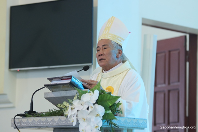 Đức cha Anphong Nguyễn Hữu Long giảng lễ