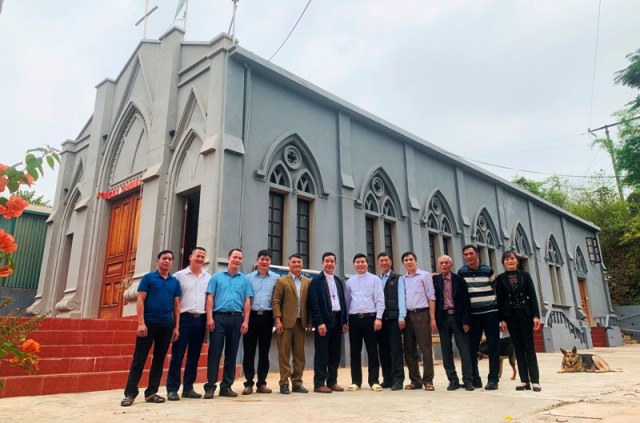 Đức cha Đaminh thăm viếng giáo xứ Yên Châu