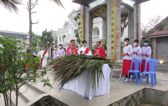 Đức cha cử hành nghi thức làm phép Lá