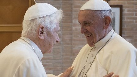 ĐTC Phanxicô và Đức nguyên Giáo hoàng Biển Đức XVI (năm 2016) (Vatican Media)