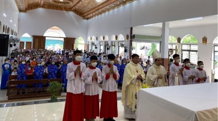 Đức cha Đaminh Hoàng Minh Tiến về thăm và cử hành nghi thức Tuần Thánh tại giáo xứ Lai Châu