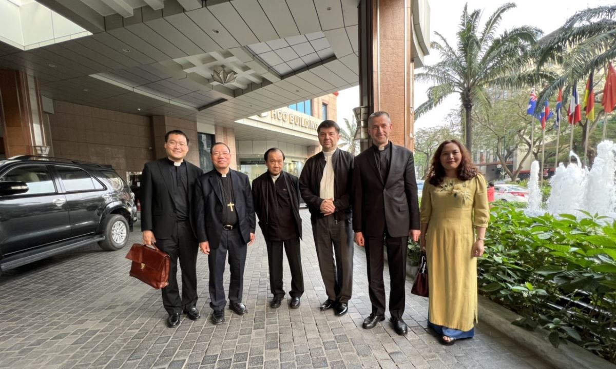 Từ trái sang: Linh mục Han Hyuntaek, Đức Tổng Giám mục Giuse Vũ Văn Thiên, Đức ông Phanxicô Cao Minh Dung, Đức Tổng giám mục Marek Zalewski, Đức ông Mirosaw Stanislaw Wachowski, và Đại diện Bộ Ngoại giao và Ban Tôn giáo Chính phủ