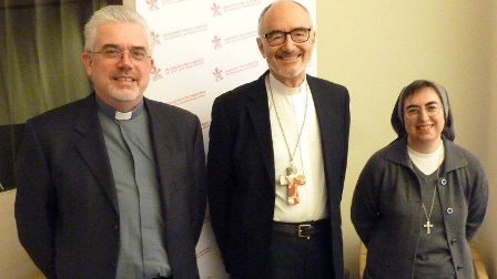 2022.04.23 Da sinistra: padre Fabio Baggio, cardinale Michael Czerny, suor Alessandra Smerilli 