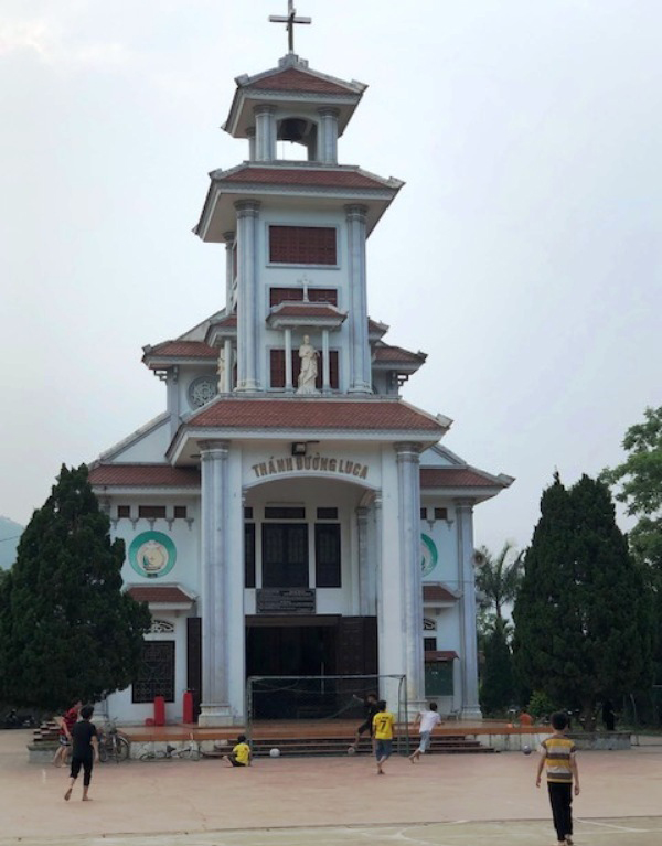 Ngôi nhà thờ giáo xứ Hương Tran