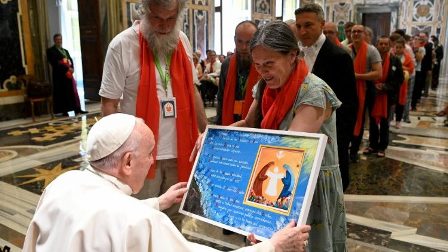 ĐTC tiếp thành viên của "Làng de Francois" (Vatican Media)