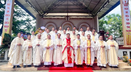 Thánh lễ tạ ơn và tri ân cha xứ Phaolô Nguyễn Quang Đĩnh kết thúc sứ vụ tại giáo xứ Tuyên Quang