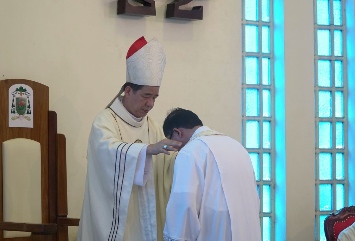 Đức Giám mục trao dây Stola cho cha tân quản xứ Phaolô