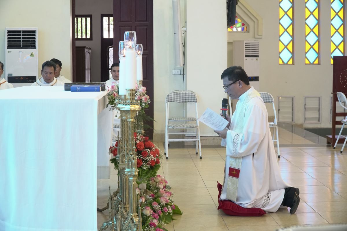 Cha tân quản xứ quỳ trước bàn thờ tuyên xưng đức tin