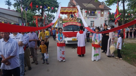 Thánh lễ kính Mình Máu Thánh Chúa Kitô và cung nghinh Thánh Thể ra bên ngoài tại giáo xứ Yên Tập