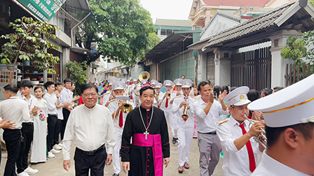 Đức cha Đaminh Hoàng Minh Tiến thăm mục vụ và ban Bí tích Thêm sức tại giáo xứ Cần Kiệm, ngày 23.06.2022
