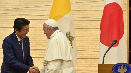 ĐTC và cựu Thủ tướng Shinzo Abe trong chuyến tông du năm 2019 (Vatican Media)