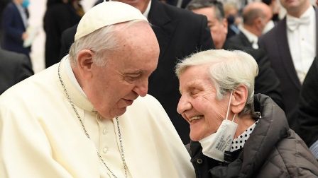 Đức Thánh Cha và một người cao tuổi (Vatican Media)