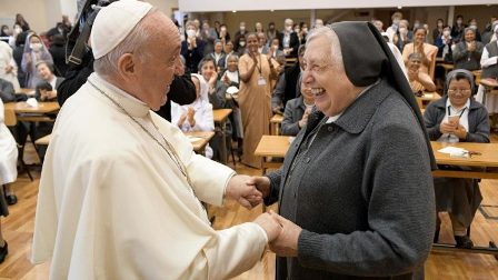 Đức Thánh Cha và sơ Yvonne Reungoat, thành viên mới của Bộ Giám mục (Vatican Media)